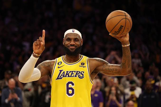 LeBron James se convierte en el máximo anotador de la NBA

elestatalqroo.com/?p=3455

#ElEstatalQuintanaRoo #LebronJames #NBA #Baloncesto #TheKing #LeBron #James #Lakers #Cavaliers #Deporte #MVP #MaximoAnotador #EUA #DreamTeam #Campeon