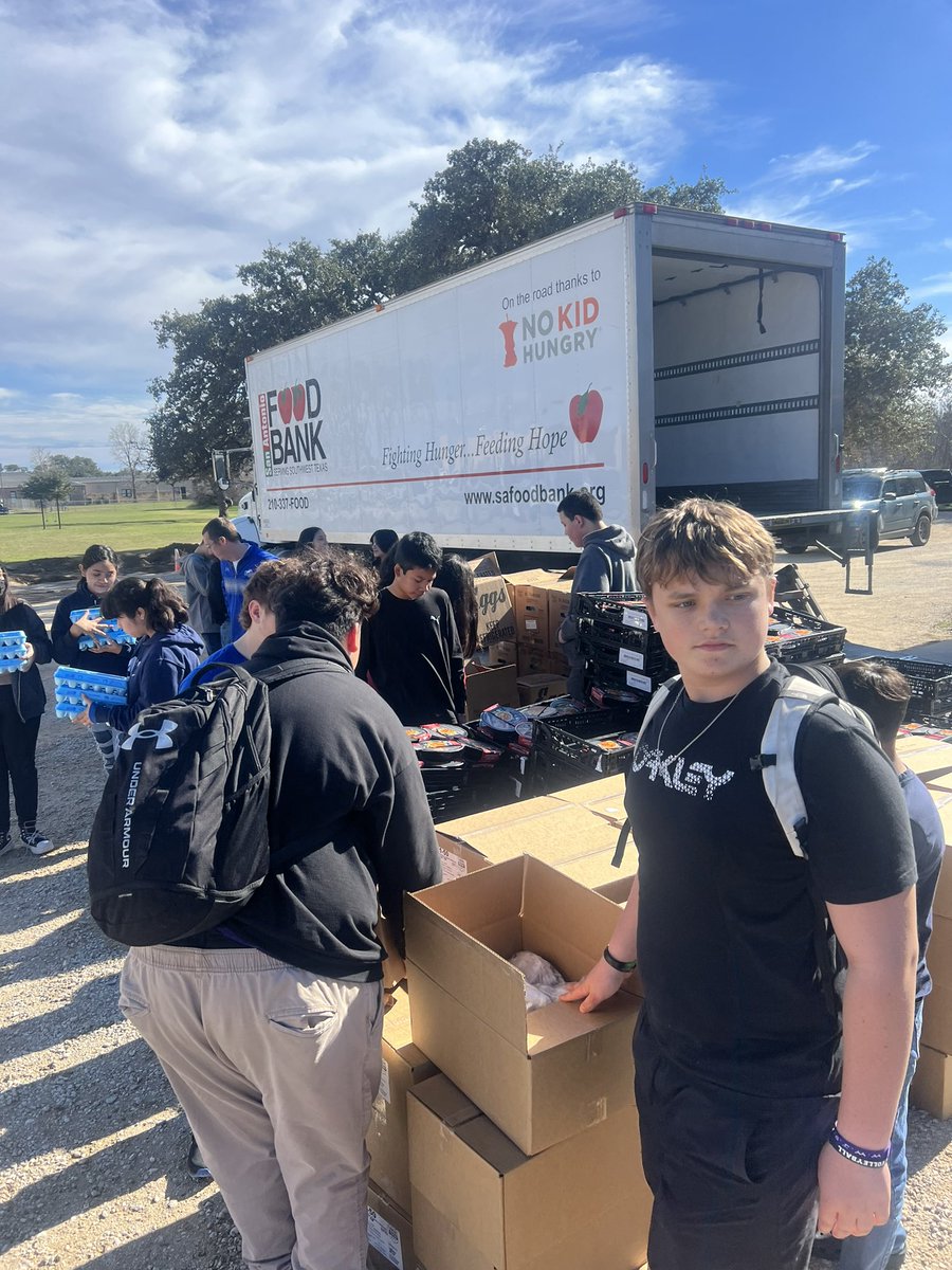 Shout out to our athletes and Coaches for pitching in to help with the food drive today. 

#ServantLeadership