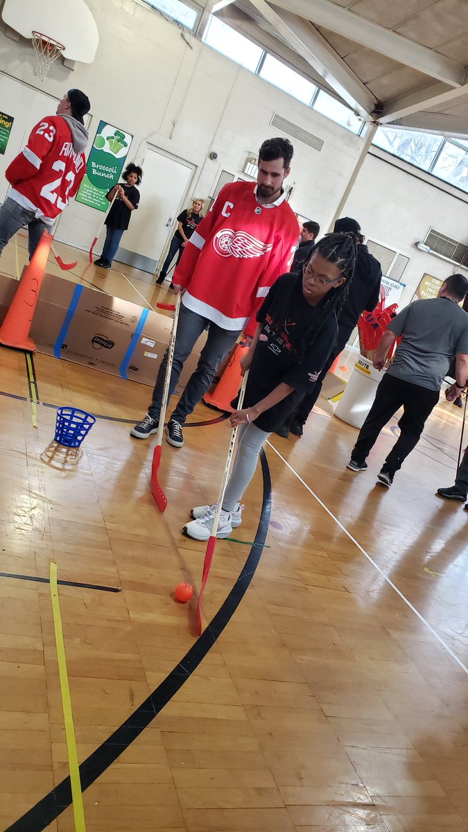 Fox2Woody's tweet photo. .#Detroit #RedWings players in with the 5th graders at Chrysler Elementary... I'll tell you the reason why at 6 on #Fox2Sports https://t.co/YQlkPBTbMX
