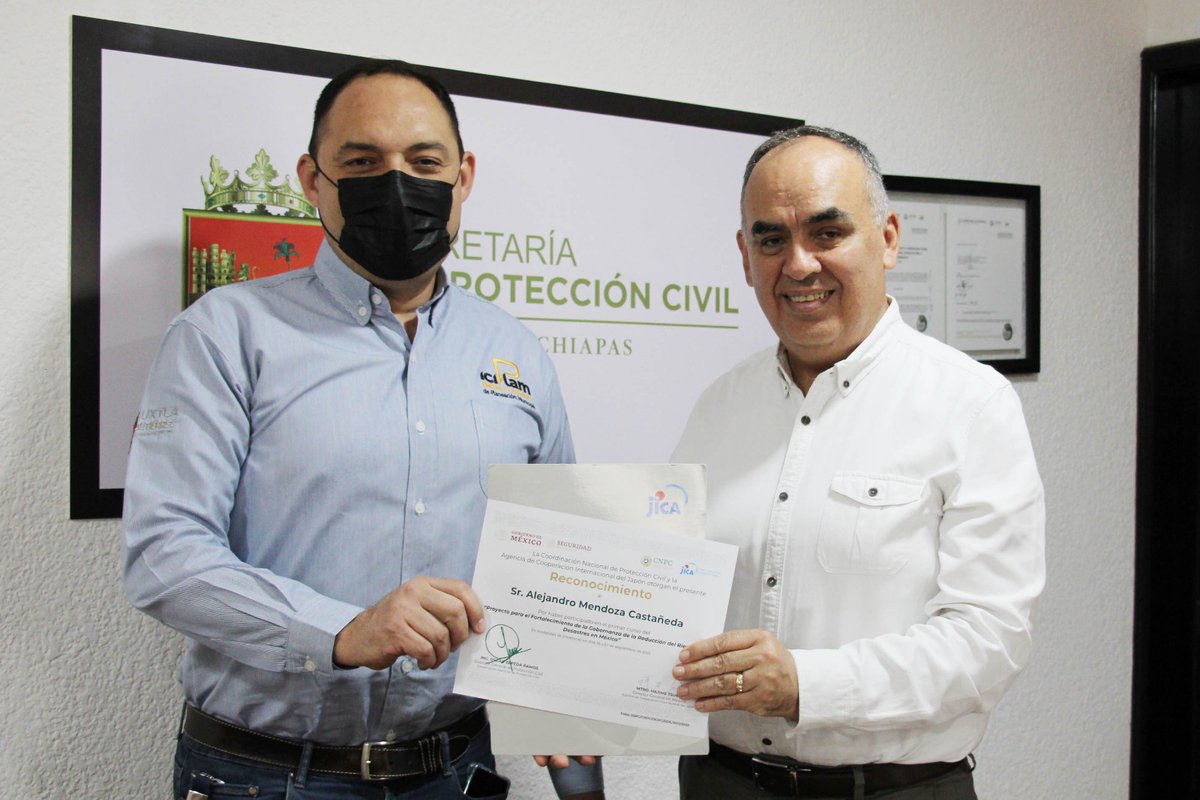 pcivilchiapas's tweet photo. El Srio. @LuisMaGaMo sostuvo reunión con el Dir. Gral. de #ICIPLAM de @TuxtlaCapital Alejandro Mendoza Castañeda, en donde analizaron proyectos de #ReducciónDeRiesgos en beneficio de la población. 1/2 https://t.co/0VhPk9V21D