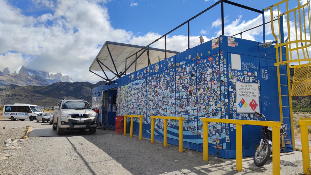baesencia's tweet photo. En El Chalten está, quizás, la YPF más peculiar y aislada del país. 
No cuenta con servicio eléctrico, y su horario es de 8 a 19hs en verano (y en invierno se reduce aún más). https://t.co/fw3q32b28V