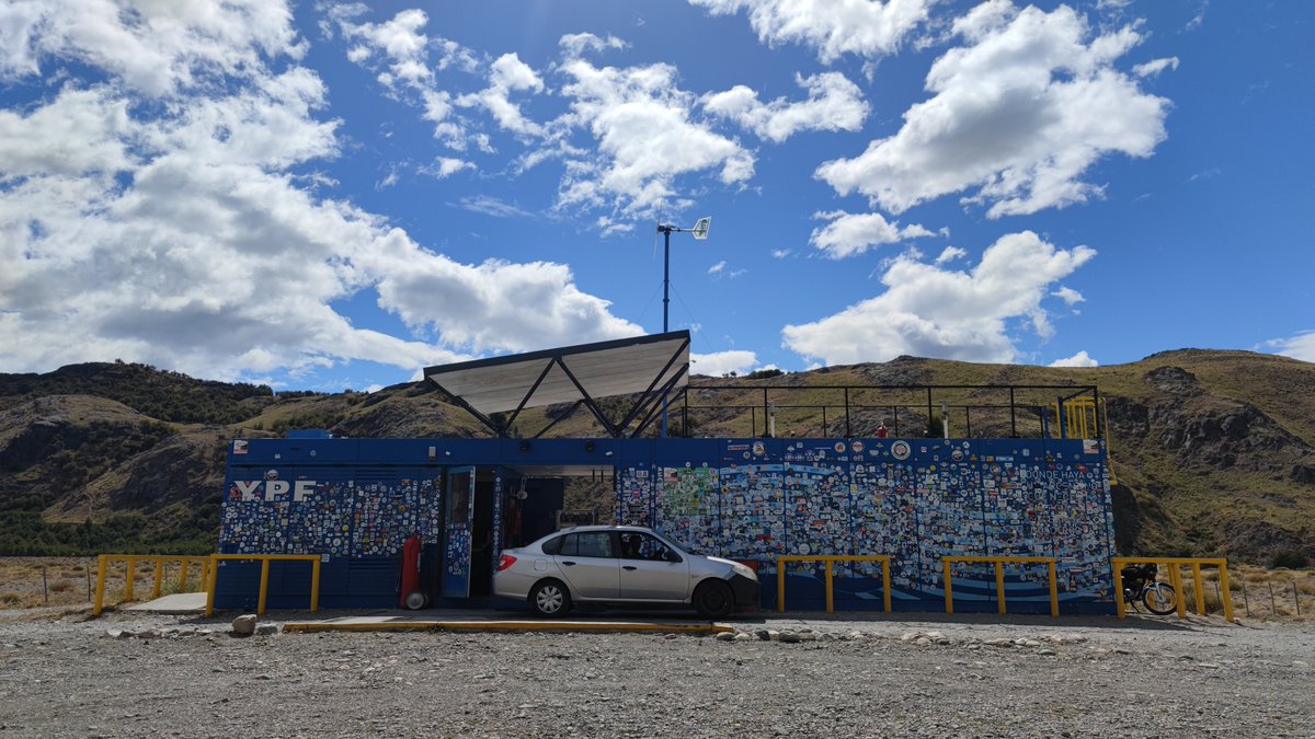 baesencia's tweet photo. En El Chalten está, quizás, la YPF más peculiar y aislada del país. 
No cuenta con servicio eléctrico, y su horario es de 8 a 19hs en verano (y en invierno se reduce aún más). https://t.co/fw3q32b28V