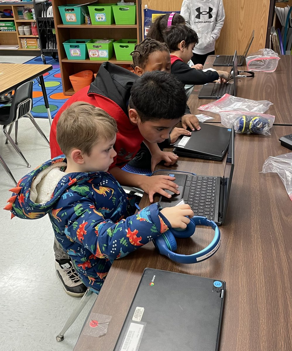 Ms_Murraysclass's tweet image. These awesome second graders spent their Dojo points to help us with our reading rotations today! Thanks @MrsCouchPMK for sharing your superstars with us! @PotowmackES #EaglesDeserveIt22