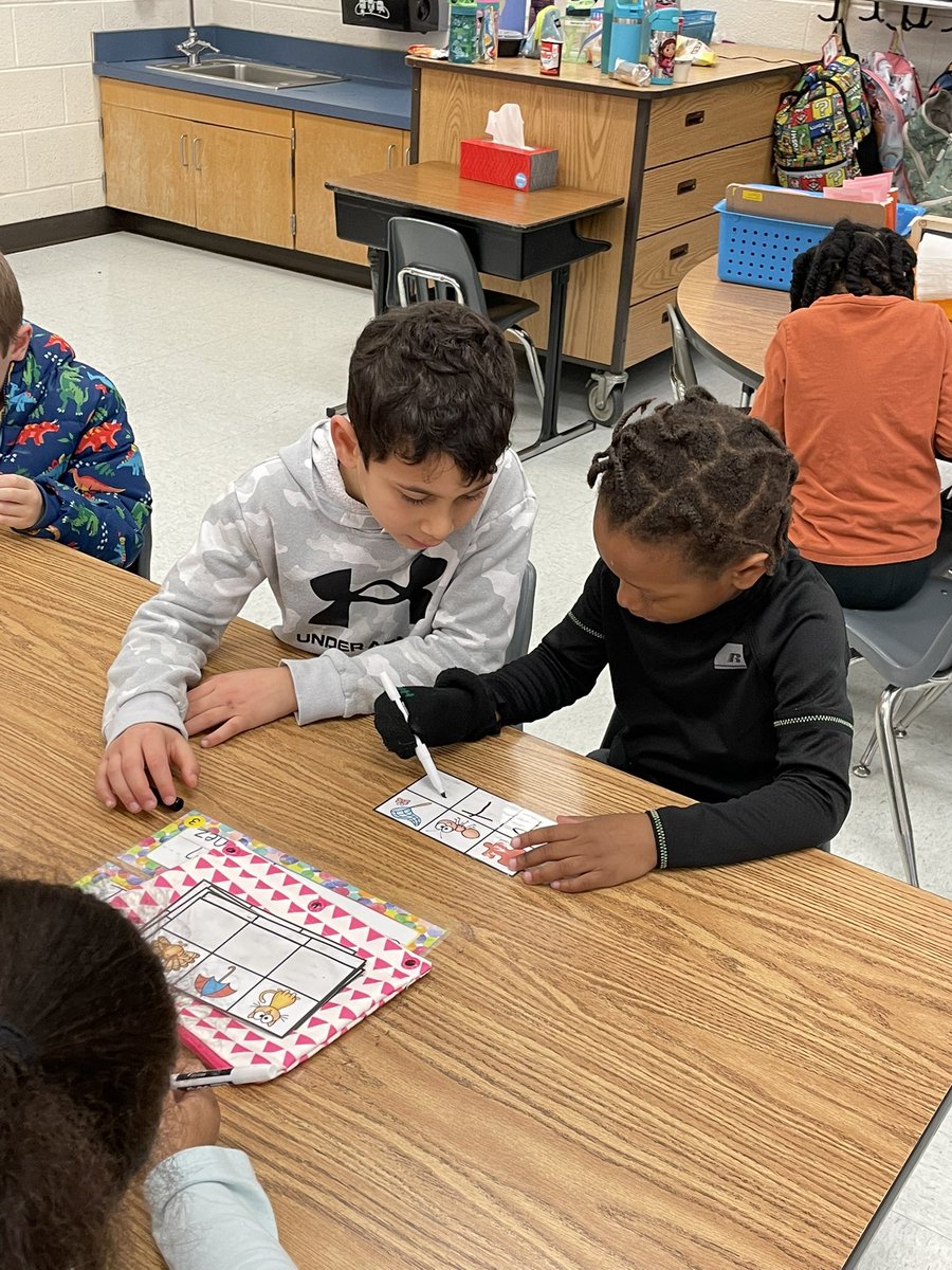 Ms_Murraysclass's tweet image. These awesome second graders spent their Dojo points to help us with our reading rotations today! Thanks @MrsCouchPMK for sharing your superstars with us! @PotowmackES #EaglesDeserveIt22