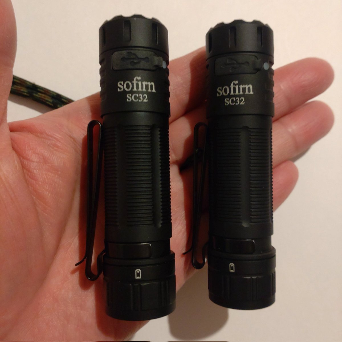 RyXJSg8V1eZ7mfP's tweet image. Sofirn SC32 5000K

6500Kがかなり気に入ったので5000Kも購入。

画像だとわかりづらいですが6500Kと比べるとかなり眩しさが抑えられ見やすくなりました。

これもかなりのお気に入りになりそうです。

もう少し暖かくなったら携帯して使ってみます。

 …続く

#Sofirn
#SC32
#5000K
#Flashlight