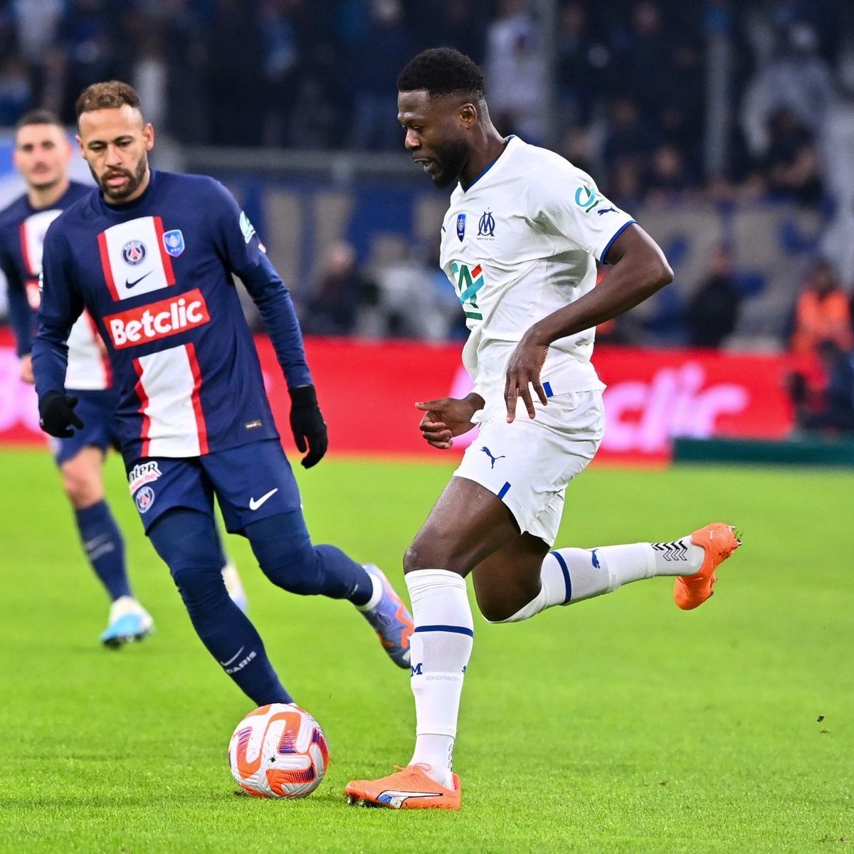ActuFoot_'s tweet photo. Chancel Mbemba, quel joueur ! 💙🤍🔥 https://t.co/xEVVXClfzo