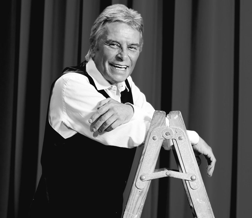 Se nos fue el genio del humor canario, Manolo Vieira.

El que nos enseñó la diferencia del coño canario y el peninsular, el que nos hizo saber que siempre entrevistan a 'Mamé el bobo' y que en su chistera siempre había sitio para una sonrisa.

Gracias por todo, descansa en paz.