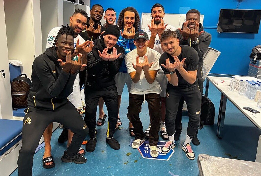 ShadesFrance's tweet photo. JUL est allé célébrer la victoire de l’OM contre le PSG avec les joueurs ! ⚪️🔵 https://t.co/DeDi0lncwQ