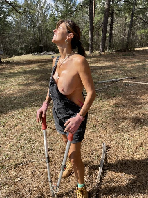 Beautiful day to be cutting wood. https://t.co/HFAvkH6Yyi