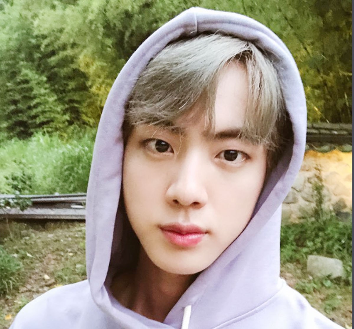 jin1204mi's tweet photo. おはようございます☀️
今日もジンくんチャージ💜💜
ジンくん風邪引かないように暖かくして過ごしてほしいな😊
仕事に行ってきます。✨
#JIN
#D489 https://t.co/KDtwl0WvZ2