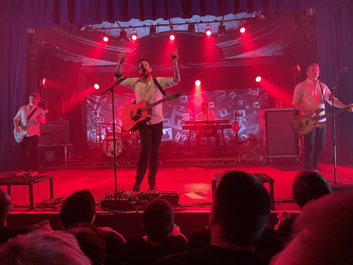 bpbartlett's tweet photo. Show 2739 @leascliffhall #folkestone I’ve been missing the feeling when we close up the gaps between us! @frankturner #thankyou #downthefront #splitlip #midweek #schoolnoght I don’t normally remember to take a picture 📷 https://t.co/RDdWGFP9F6