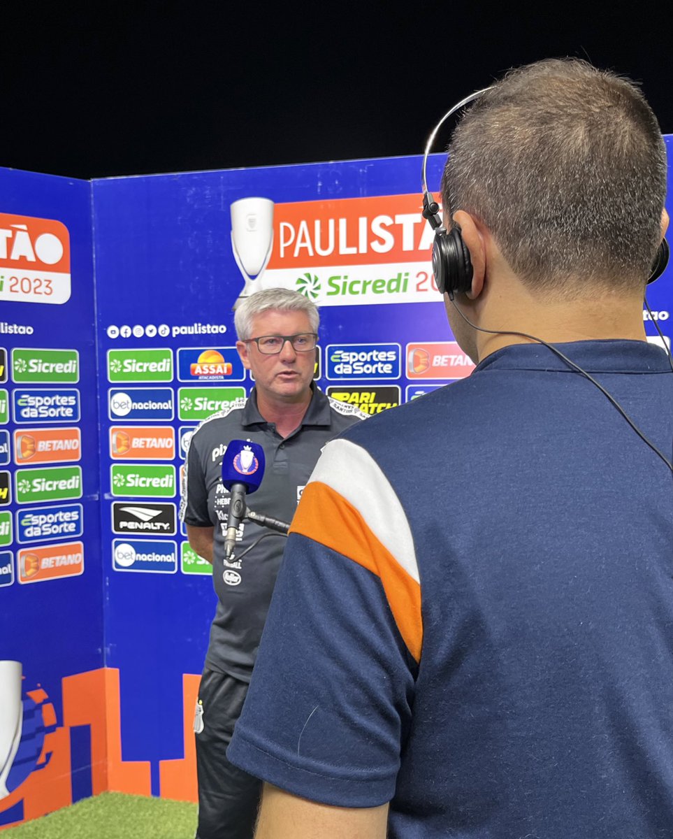 diegobertozzi's tweet photo. Aqui na Vila, Odair Hellmann falou com a gente e antecipou que Ivonei, destaque da Copinha, começa entre os titulares do Peixe contra o São Bento. 21h35 no @PaulistaoPlay 🎤⚽️👊🏼 https://t.co/TnHK8jfGGS
