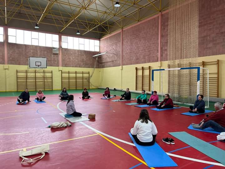 CCalasparra's tweet photo. Un miércoles mas seguimos con actividad comunitaria, hoy clase de yoga, gracias a Natalia Garcia Moreno por la colaboración, volvemos la semana que viene. #saludydeportecontuenfermera #ejercicioysalud #moverseessalud #activate @Area4Noroeste @poncelorenzo1 @IsabelAyalaVig https://t.co/9x3OH1fgB6