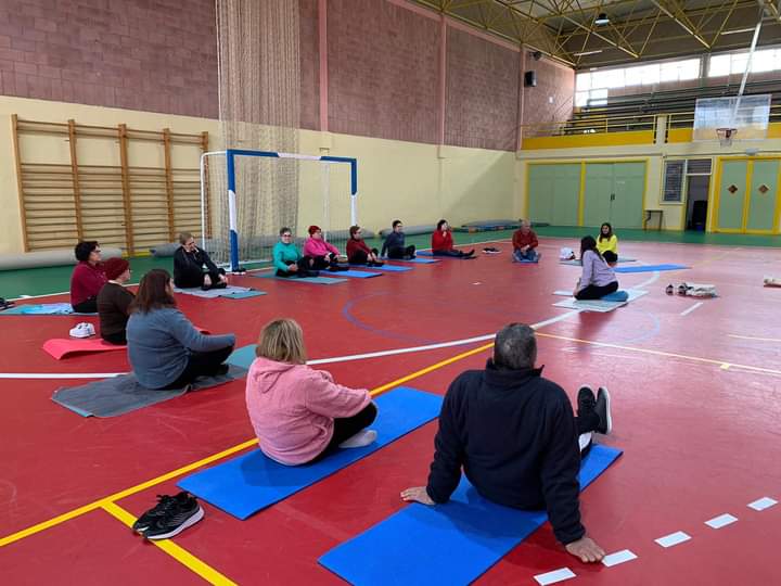 CCalasparra's tweet photo. Un miércoles mas seguimos con actividad comunitaria, hoy clase de yoga, gracias a Natalia Garcia Moreno por la colaboración, volvemos la semana que viene. #saludydeportecontuenfermera #ejercicioysalud #moverseessalud #activate @Area4Noroeste @poncelorenzo1 @IsabelAyalaVig https://t.co/9x3OH1fgB6