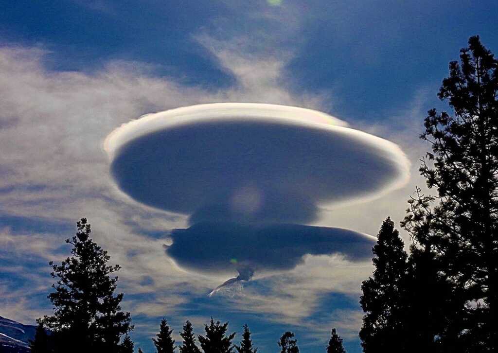 rasadeva's tweet photo. Chinese Spy Cloud

A neighbor took this photo yesterday. We have a lot of lenticular clouds here, but I don't know what's going on with this one. https://t.co/QM4LqH8RQ6