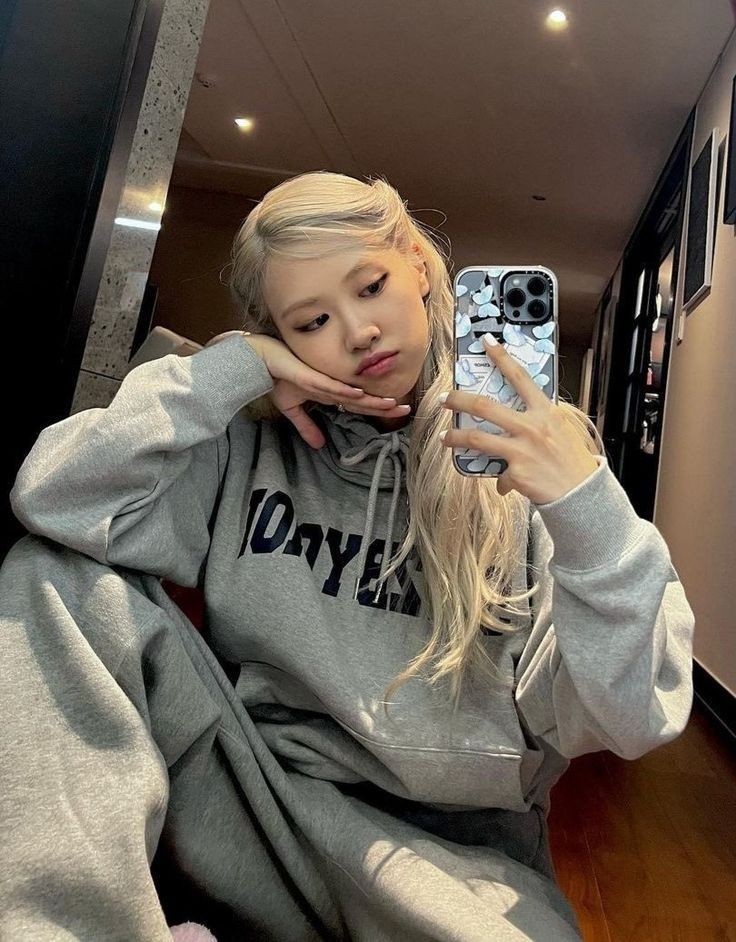 roseshourly's tweet photo. #로제 #ROSÉ https://t.co/tEeoQ081CY