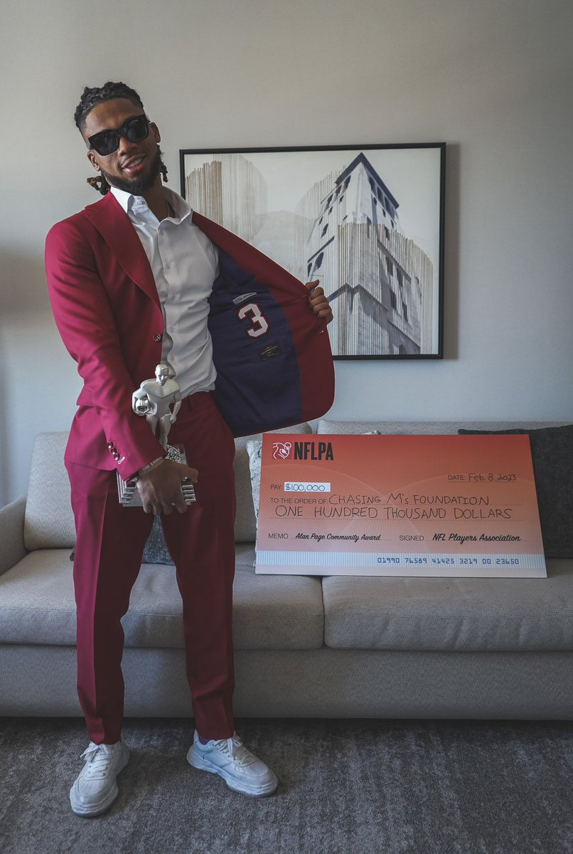 HamlinIsland's tweet photo. Alan Page Community Award 🏆. 
Thank You @NFLPA. 
“It’s a blessing to be a blessing!” 🙏🏾 https://t.co/cuXCR6jx8u