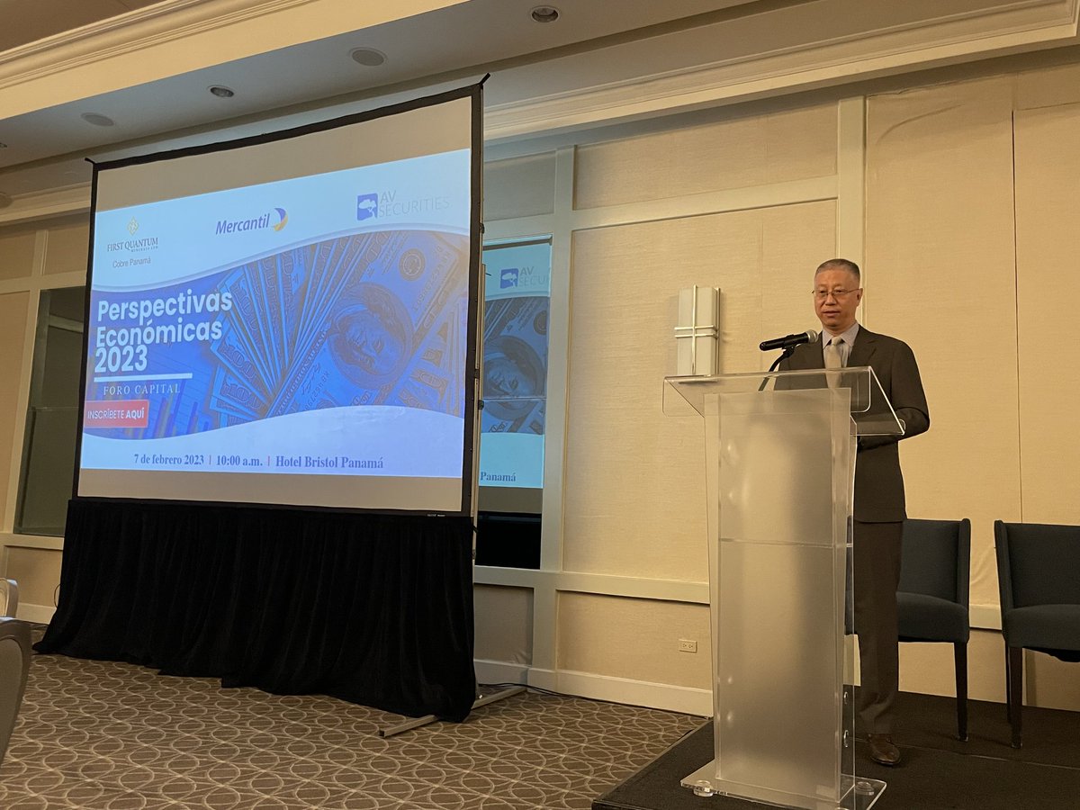 Por invitación de <a href="/ElCFPanama/">Capital Financiero</a>, el Emb. <a href="/weiasecas/">魏强  WEI Qiang</a> asistió al foro Perspectivas Económicas 2023 e hizo ponencia sobre la actualidad y perspectiva de la economía china.