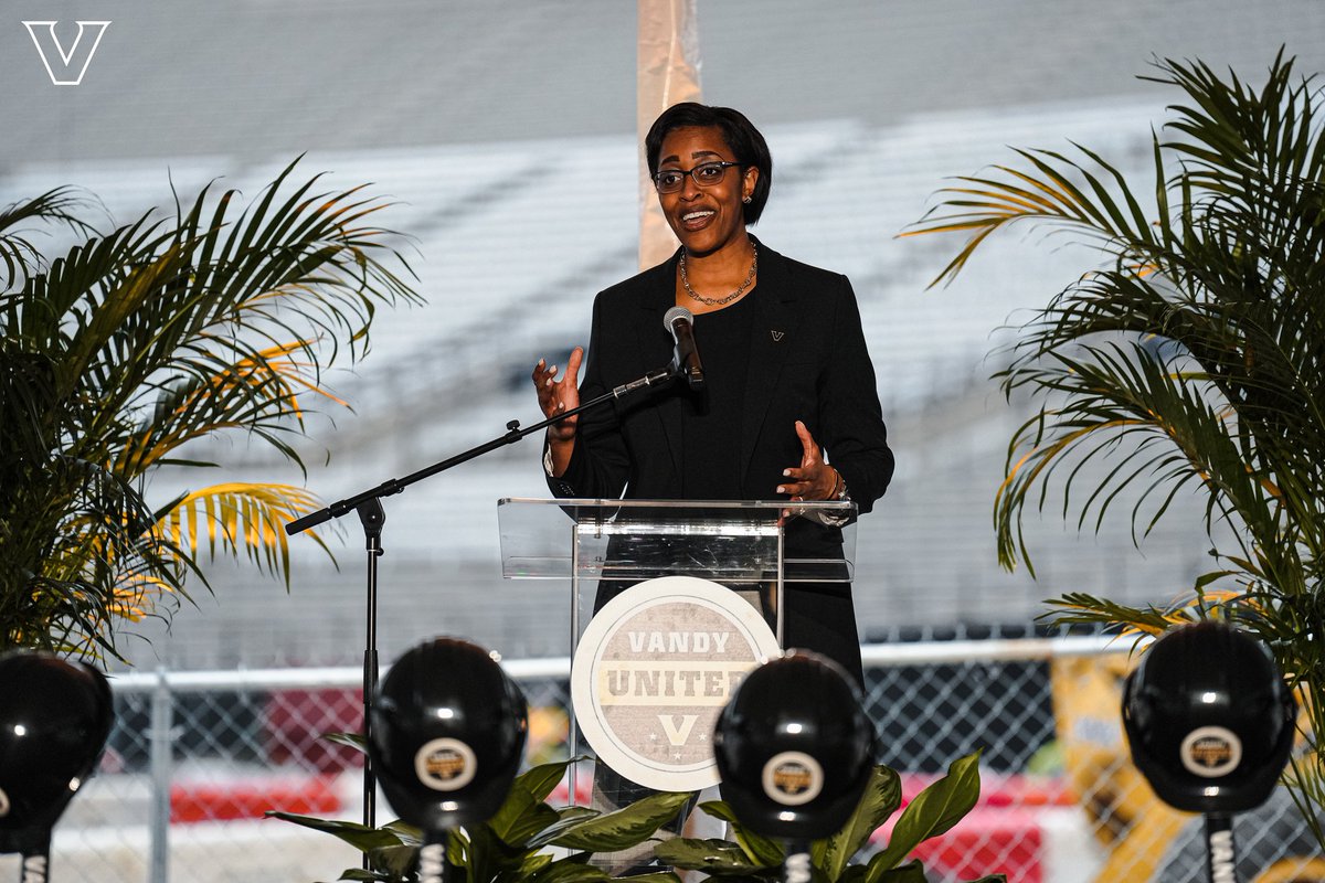 vucommodores's tweet photo. Excited to commemorate the official start of #VandyUnited construction! https://t.co/4miSixrnTE