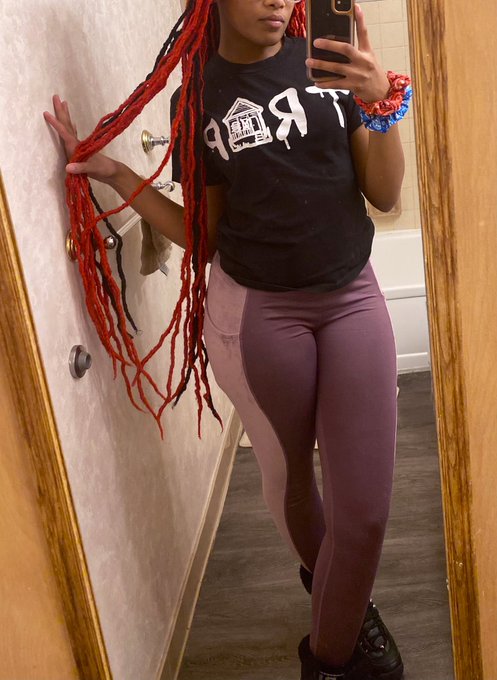 Your favorite ebony stripper when she&rsquo;s not working 😘😋 I&rsquo;d rather be naked tho 😝🤪 https://t.co/Eko0X