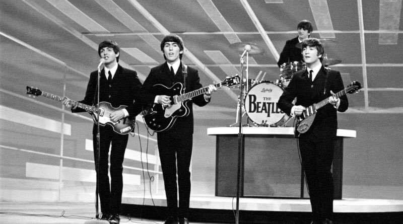 freefmworld's tweet photo. 1964 #TheBeatles debutan en EEUU. Tras bienvenida de 3.000 fanáticas en aeropuerto #JohnKennedy de Nueva York, dieron su primera presentación en TV en #TheEdSullivan Show, visto x 74 millones de televidentes, 40% de población de EEUU #freefmrock #freefm #freefmclassics #oldies https://t.co/wq4AFgnzFl