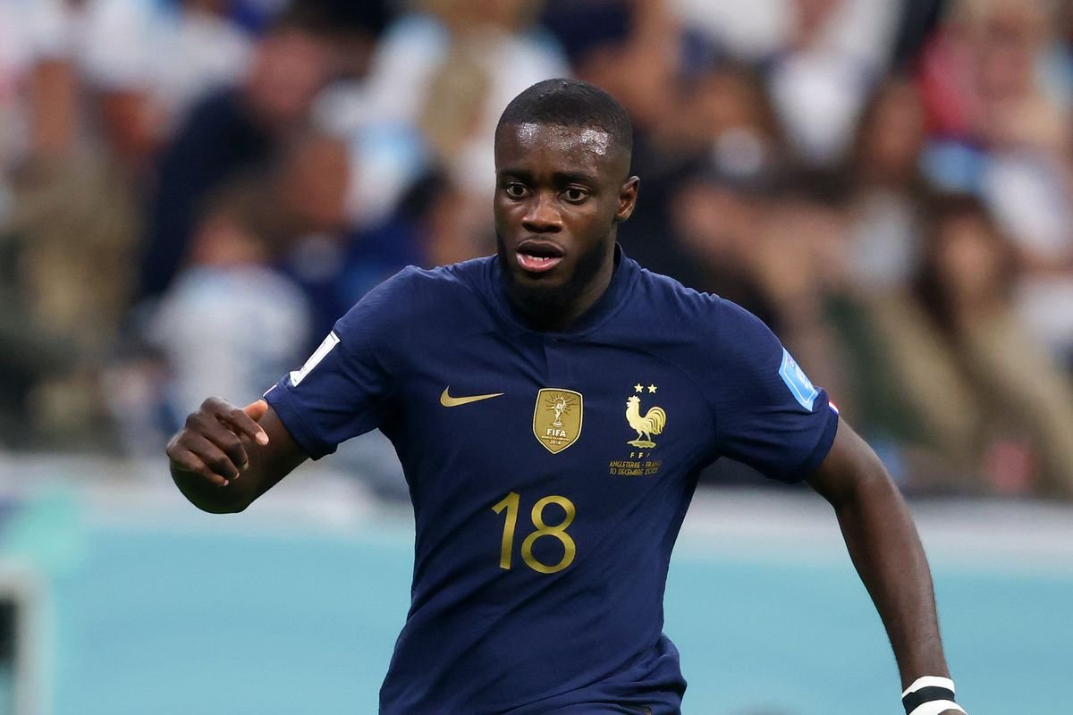 VSportsTM's tweet photo. Dayot Upamecano 🇫🇷 contrató a un cantante de ópera para mejorar su técnica vocal. Le estaba causando problemas al gritar en la cancha. Solía tener dolor de garganta y quedar ronco. Lo informa @RaeComm. https://t.co/rj6UZjTdOd