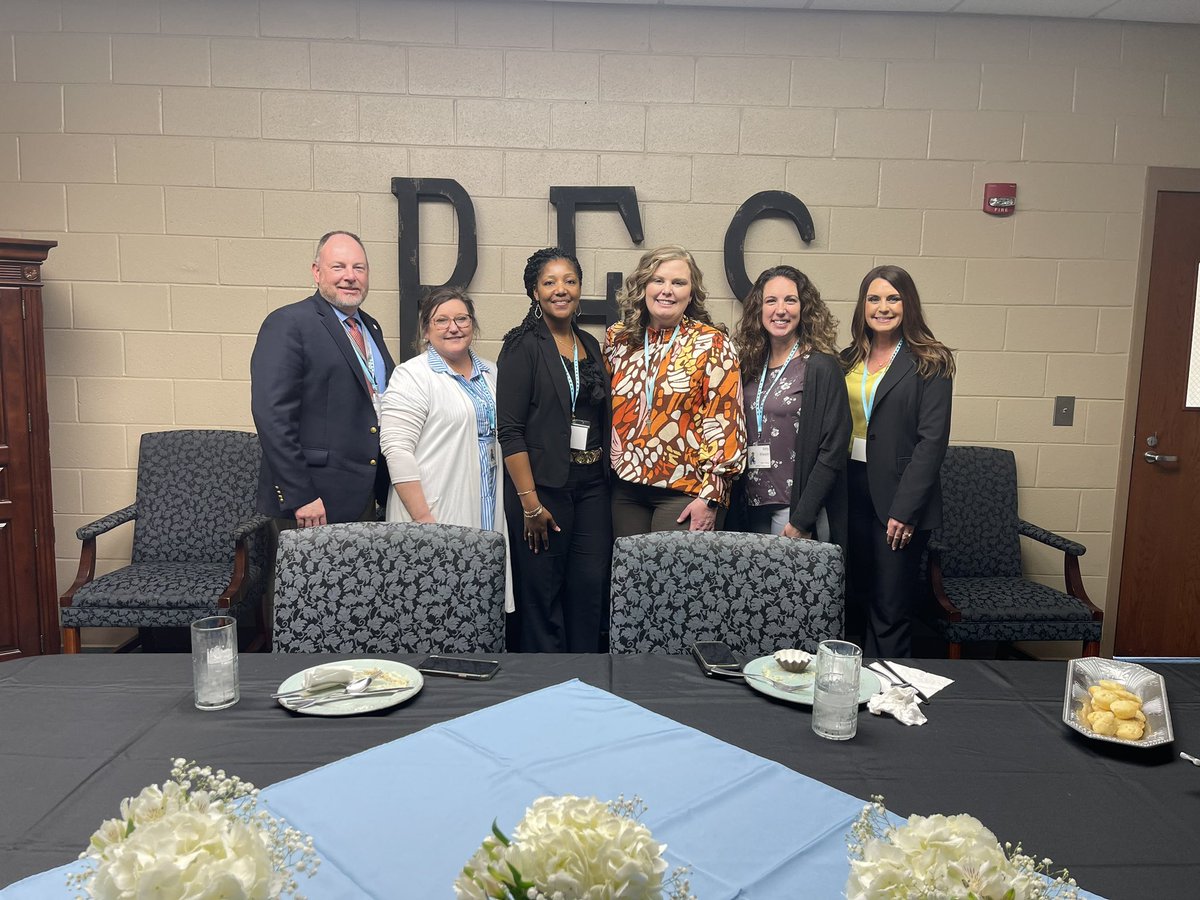 AMasonPrincipal's tweet photo. The AL NDP committee judges enjoyed the day with Dr. Alice Turney, principal, at Riverchase Elementary School in Hoover, Alabama. She is one of the top three finalists for Alabama’s National Distinguished Principal award. @AAESACLAS https://t.co/UQyxitDOZX