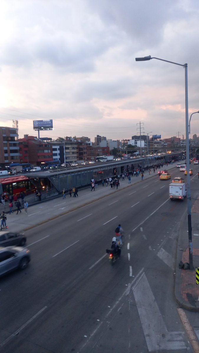 Careduvelitos's tweet photo. @laluciernaga @TransMilenio Caos altura de la estación el Campin NQS al sur https://t.co/C6E3MvAQek