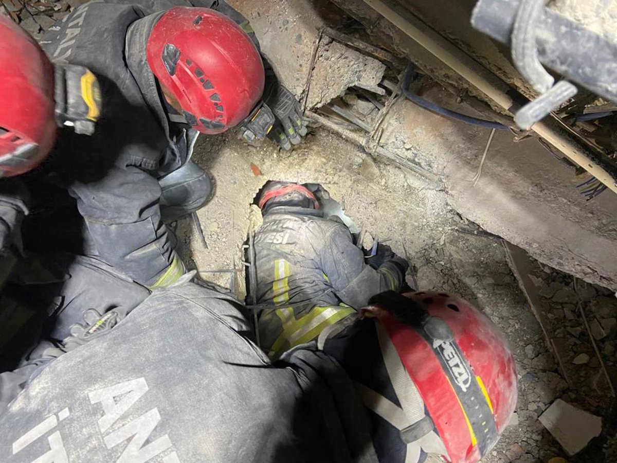 Kahramanmaraş'ta, göçük altındaki duvara "Umudunuzu kaybetmeyin" yazan 24 yaşındaki genç, depremden 64 saat sonra enkazdan kurtarıldı.