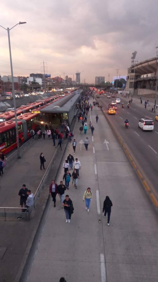 Careduvelitos's tweet photo. @laluciernaga @TransMilenio Caos altura de la estación el Campin NQS al sur https://t.co/C6E3MvAQek