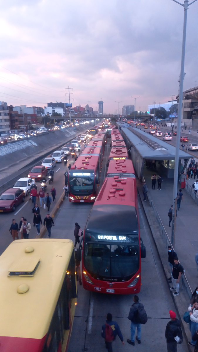 Careduvelitos's tweet photo. @laluciernaga @TransMilenio Caos altura de la estación el Campin NQS al sur https://t.co/C6E3MvAQek