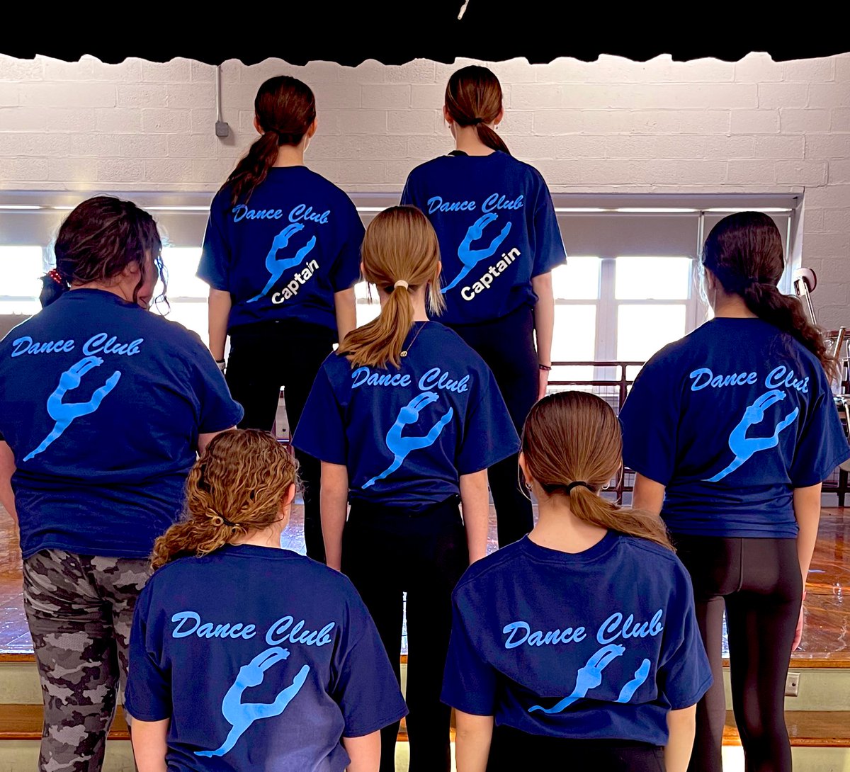 hmsdanceclub's tweet photo. HMS Dance Club’s first performance of the year at the last girls basketball home game @HurleyMiddle during halftime 🤩 Proud of them &amp; their hardworking choreographers from @SeekonkHigh 🙌🏻 Special thanks to our dedicated Captains for their leadership 🫶🏻 https://t.co/dXc04sZm2s