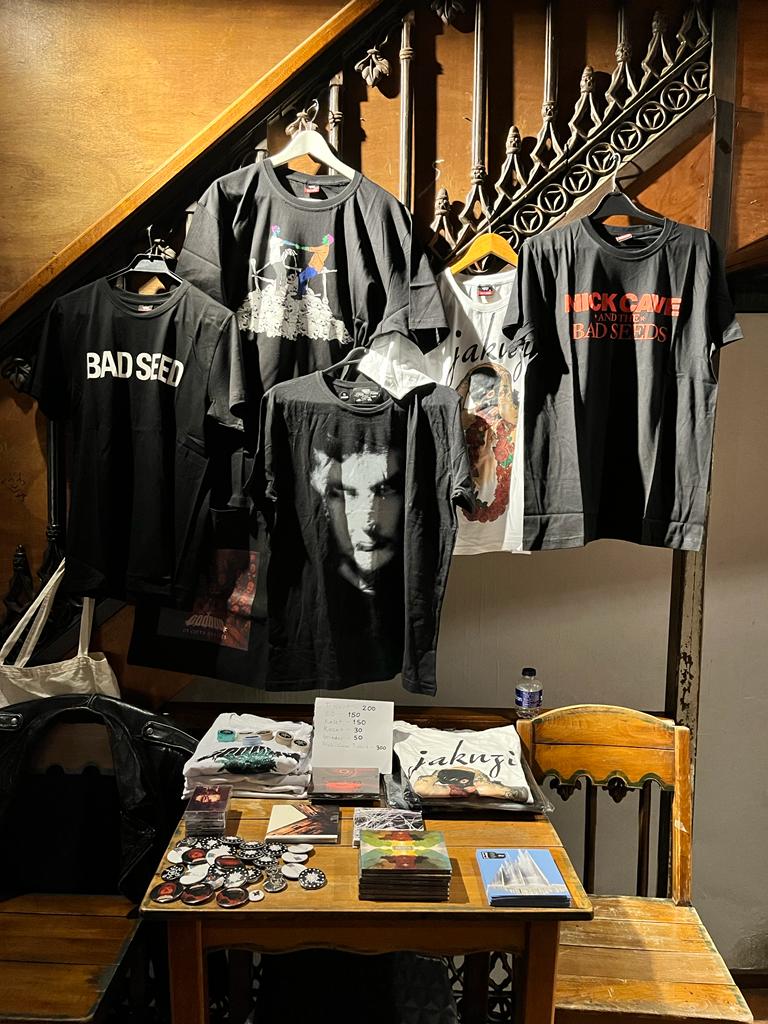 @kargakadikoy standımızda KALT ve Jakuzi tişörtleri, diğer birçok grup ve sanatçının işleri/ürünleri ile birlikte afet bölgelerine yardım amacıyla satıştadır. Ödeme bilgileri standlarda. Pazartesi gününe kadar 15 - 22 saatleri arası açık. (Tüm gelir Ahbap üzerinden iletilecektir)