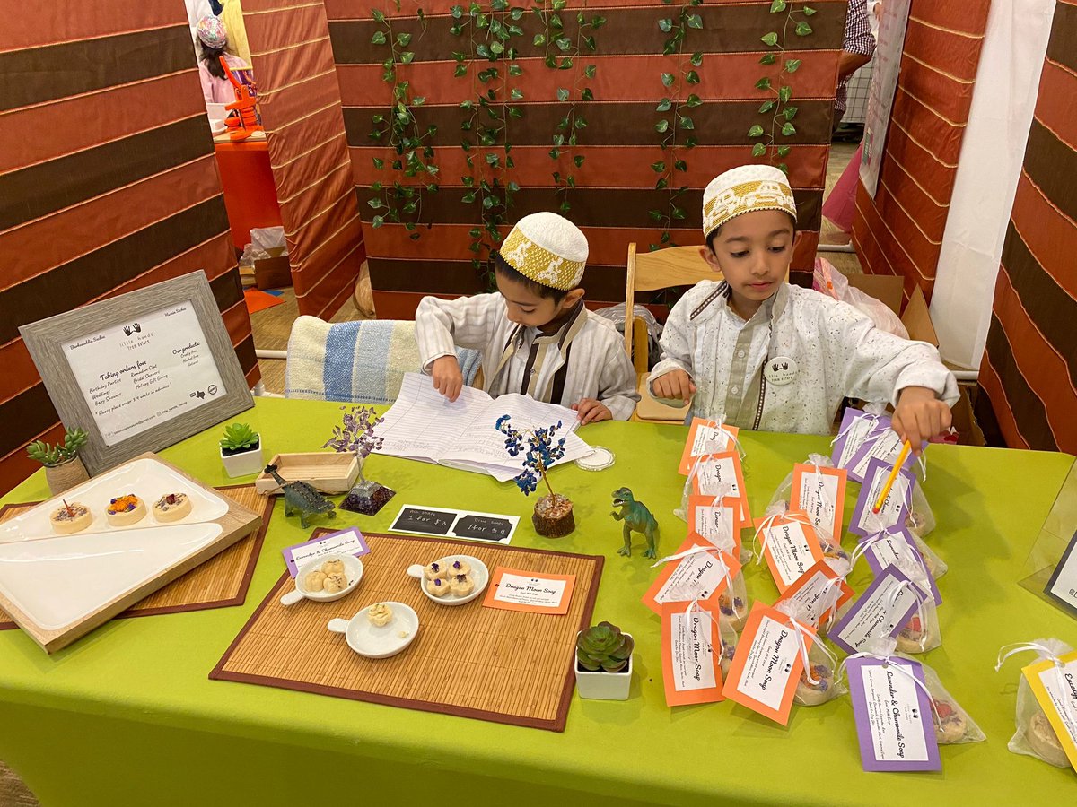 Bohras_USA's tweet photo. The @Dawoodi_Bohras are proud of their trading &amp; business roots.  Keen to continue that tradition, 55 youngsters from the #DawoodiBohra community of #Houston held their first Children's Business Expo to encourage entrepreneurship from an early age. https://t.co/K8xcdxg4zn
