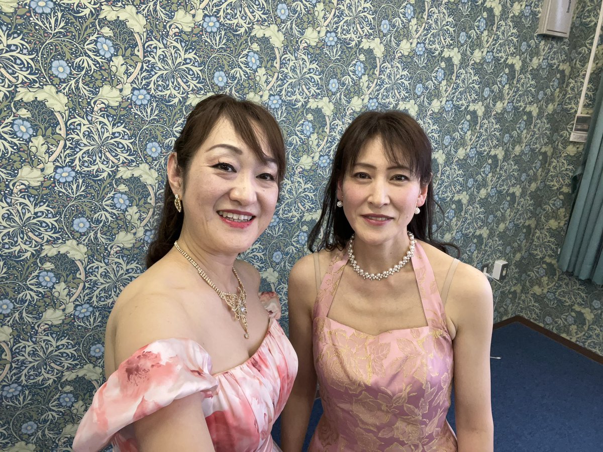 MikaM1006's tweet photo. 昨日、フコク生命スマイルコンサート　
2公演　終演しました。
ピアニストの竹村 浄子 Johko Takemuraさんのちょんまげは（笑）‘’どうした浄子！”浄子殿がイケてる💕と思った方はぜひいいねをよろしく今日は演奏時間が倍のコンサート✨楽しむよ❤️
#江東特別支援学校
#タカギクラヴィア
#フコク生命 https://t.co/zoGFBbegsW