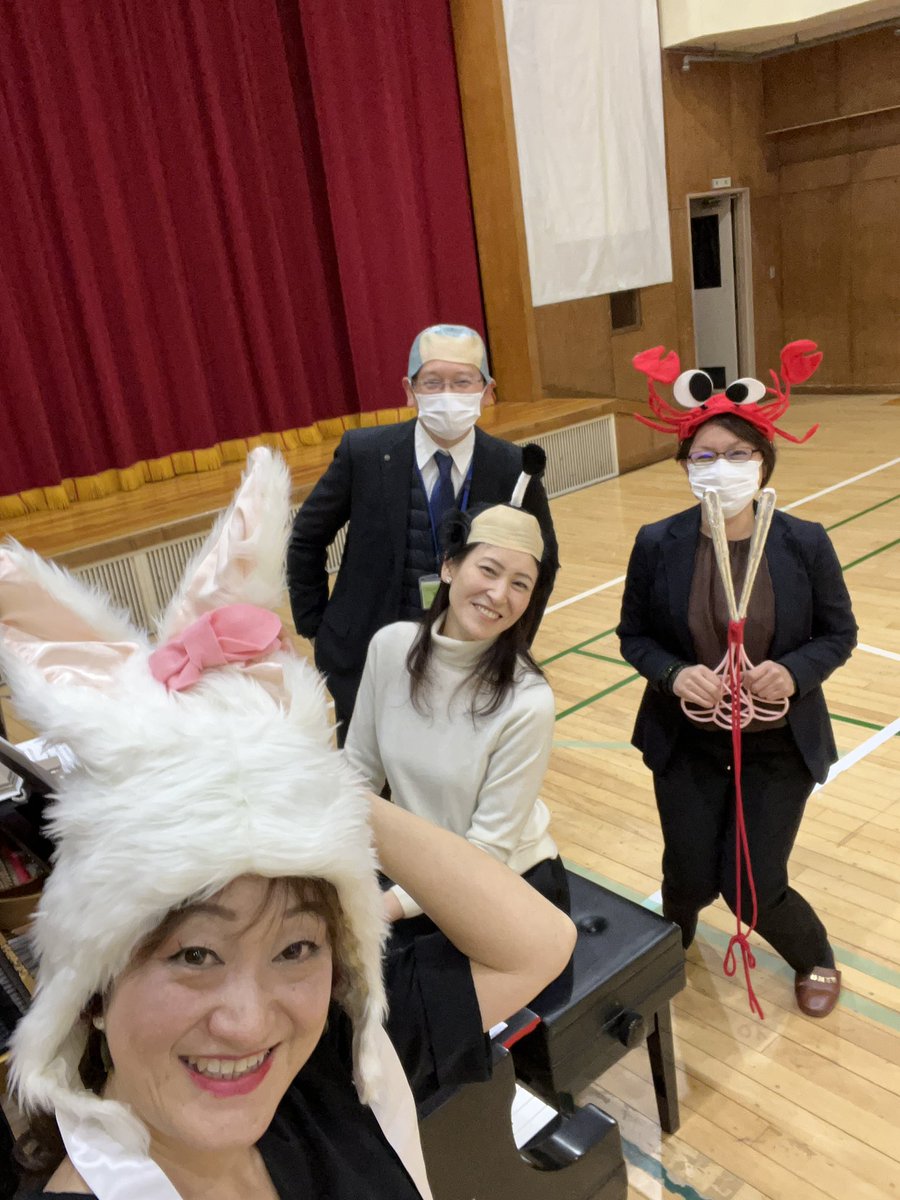 MikaM1006's tweet photo. 昨日、フコク生命スマイルコンサート　
2公演　終演しました。
ピアニストの竹村 浄子 Johko Takemuraさんのちょんまげは（笑）‘’どうした浄子！”浄子殿がイケてる💕と思った方はぜひいいねをよろしく今日は演奏時間が倍のコンサート✨楽しむよ❤️
#江東特別支援学校
#タカギクラヴィア
#フコク生命 https://t.co/zoGFBbegsW