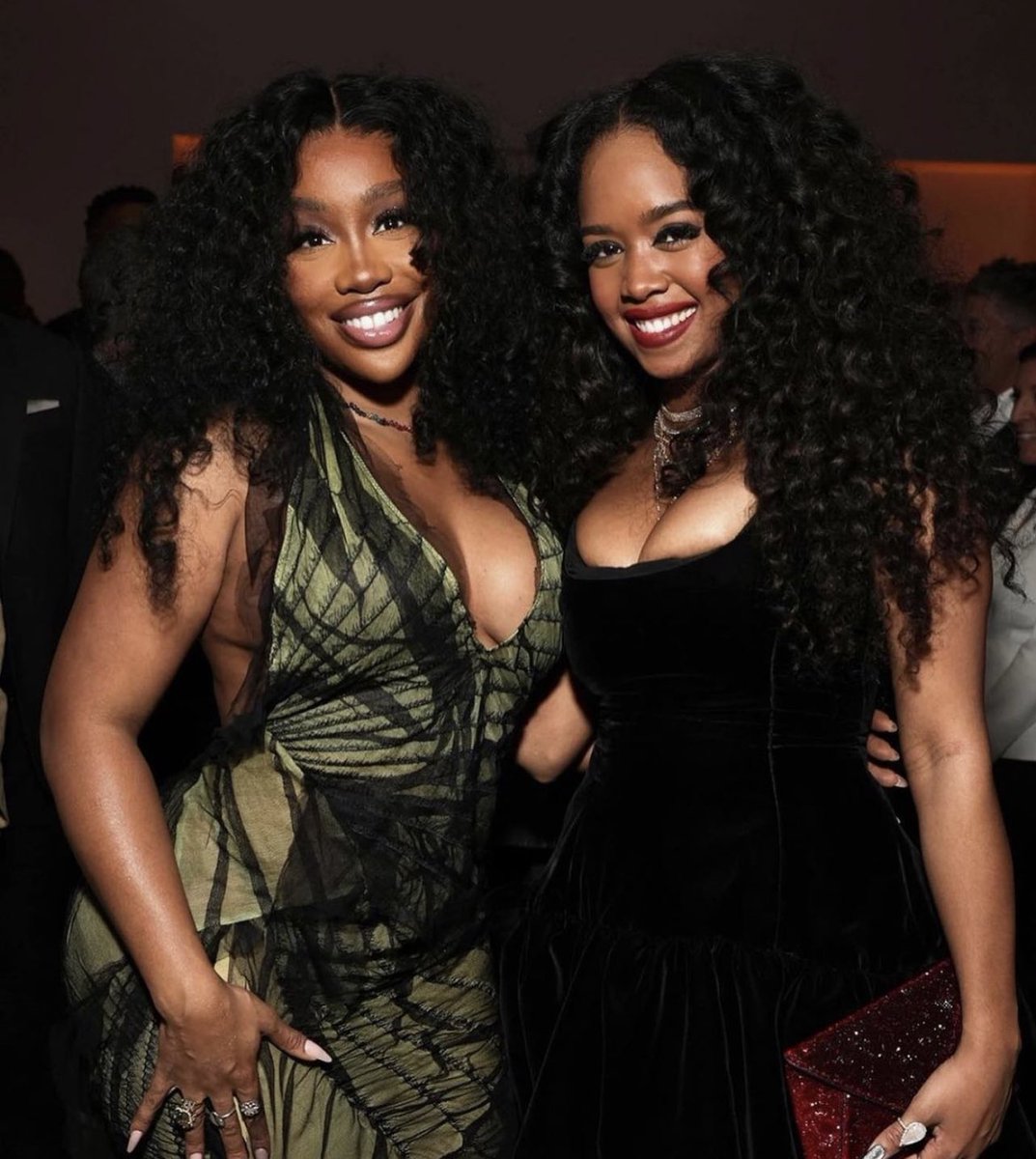 rnbradar's tweet photo. SZA &amp; H.E.R. https://t.co/Ai3fmQi6kh
