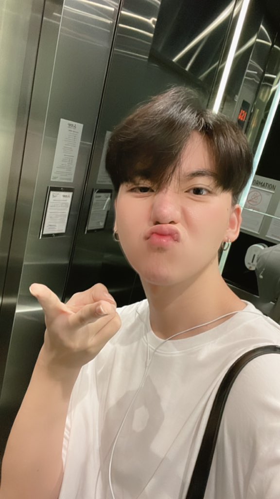 peatsuchanon's tweet photo. เริ่มวันด้วย✌🏻 https://t.co/rLyJHSfox2