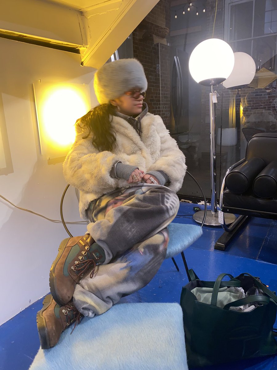 yubrybur's tweet photo. Fur coats in the winter look like a polar bear ❄️❄️❄️ https://t.co/jRcLNPu2t6