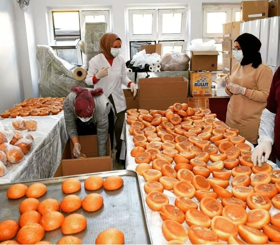 ortahisarhem's tweet photo. Deprem bölgelerine gönderilmek üzere günde 15 bin ekmek  yapımında ve  yardımseverlerin bağışladığı kumaşlarla deprem bölgelerine kıyafet,atkı,bere dikimiyle desteğimiz devam ediyor.Devlet ve millet olarak birlikte Allah'ın izniyle bu zor günleri atlatacağız inşallah🇹🇷 https://t.co/uwIcoUELfG