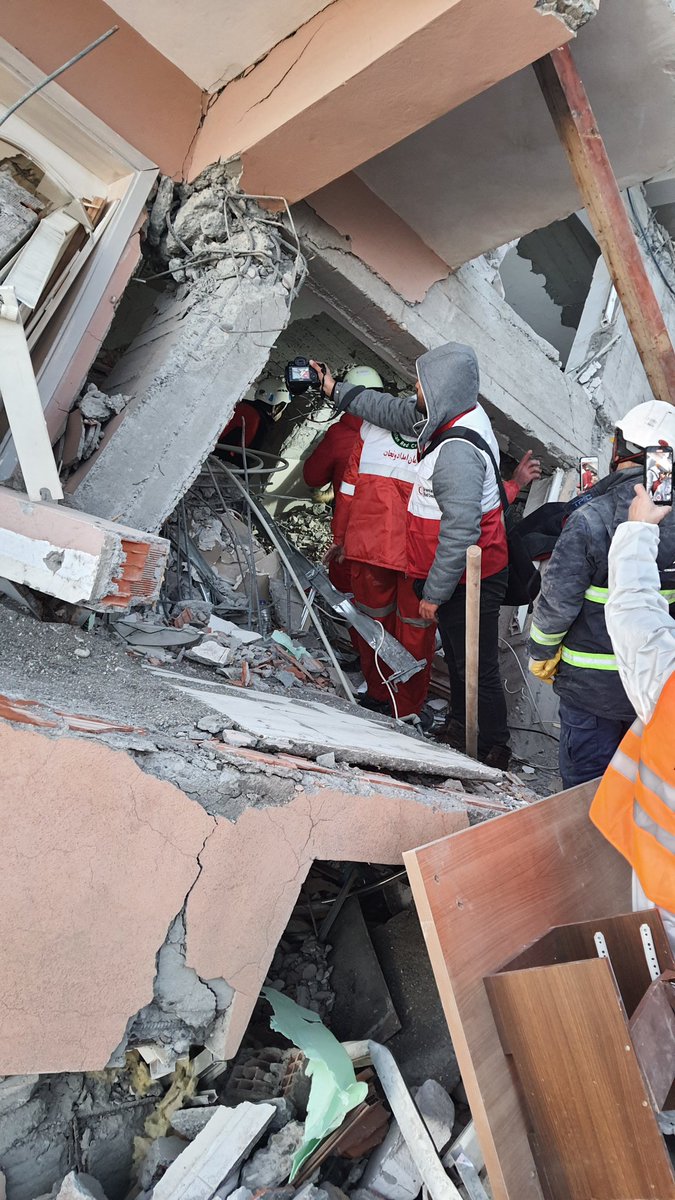 Yaklaşık 3 saattir bu enkazdayız..Canlılar var ses duyuyoruz..Şimdi afad ve arama kurtarma ekibi köpeklerle geldi..Vinç bekliyoruz.. ADIYAMAN