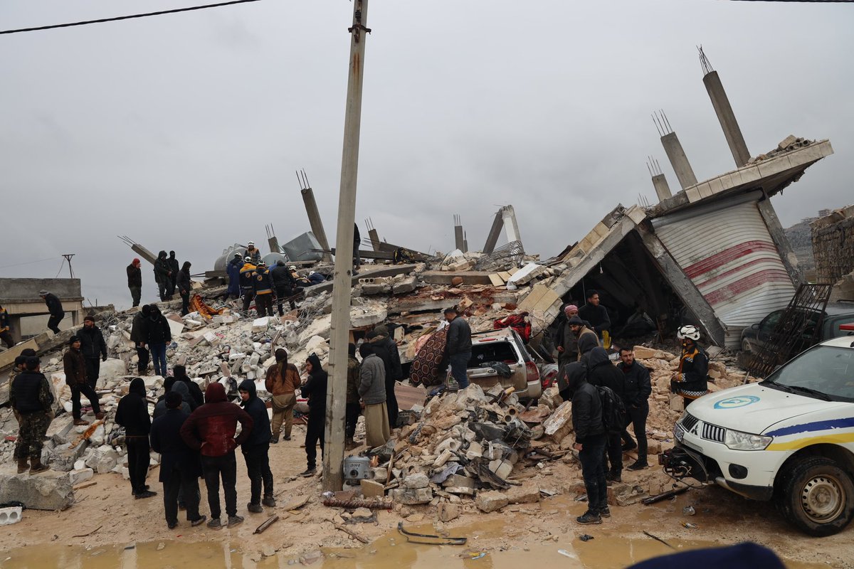 omar_albam's tweet photo. The city of Sarmada, northwest of Syria, the people are waiting for a family to be pulled out from under the rubble while the White Helmets are working

  Photo: @omar_albam 
  #Turkey_Syria_Earthquake #Syria #Turkey #Idlib https://t.co/VDvRvucVt4