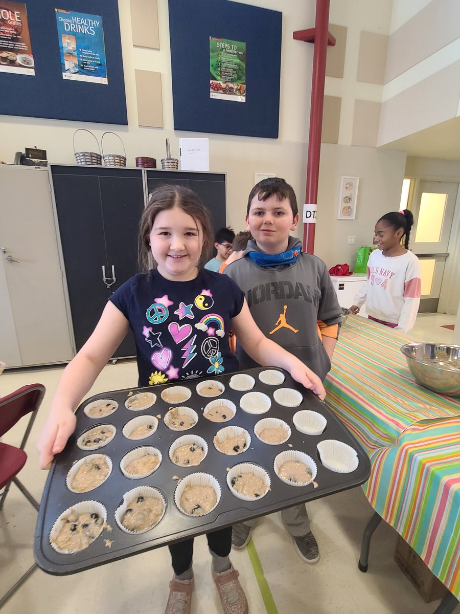 LACMsBanksFMPSD's tweet image. Students in our Cooking Club Option made wholewheat blueberry muffins today. While the muffins were baking, my Gr 5 students taught the other Gr 4-6 students some Regulated Classroom activities ❤️ #appleschools #regulatedclassroom