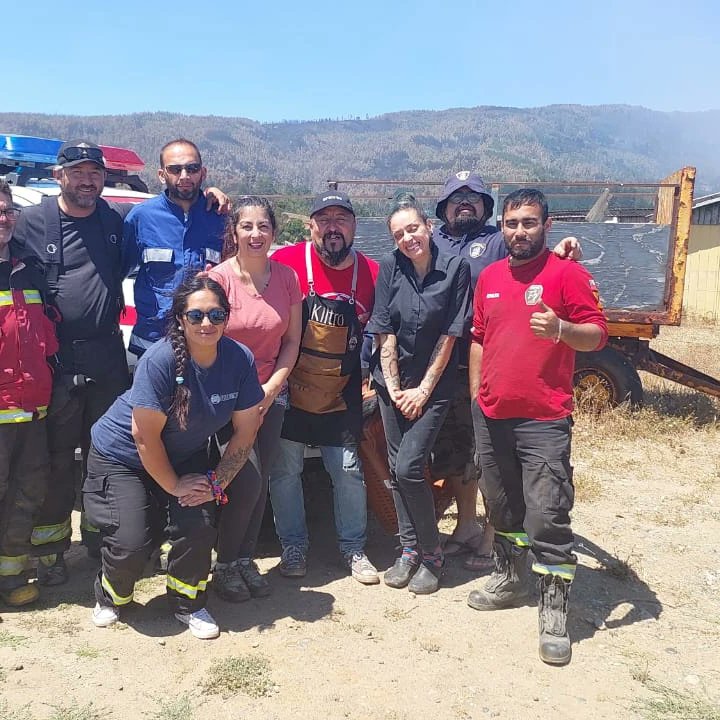 oficial_cem's tweet photo. Junto a los chicos del fuego https://t.co/t5OUThMGur
