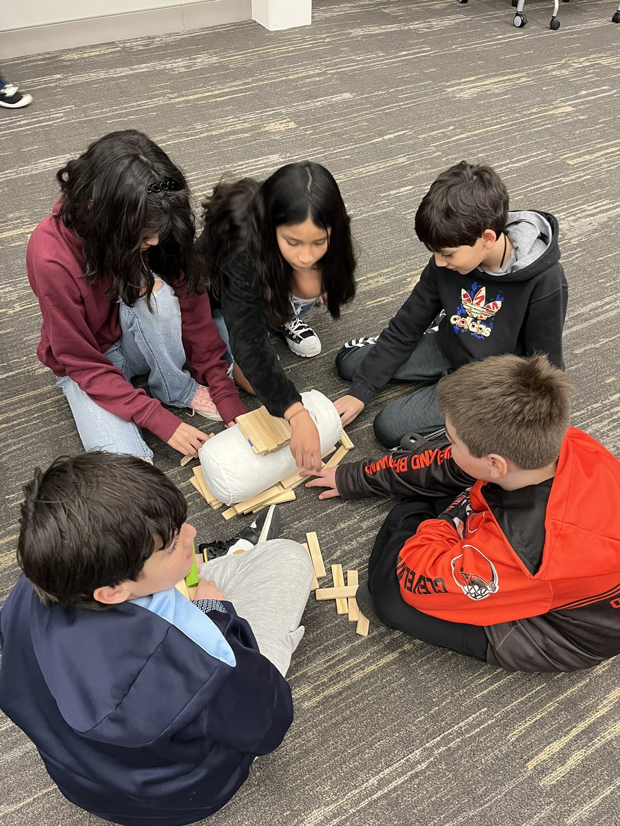 Miss Contreras’s students learned about the library STEM book challenge. @canSTEM @CannonSTEMReads @ContrerasCan5th