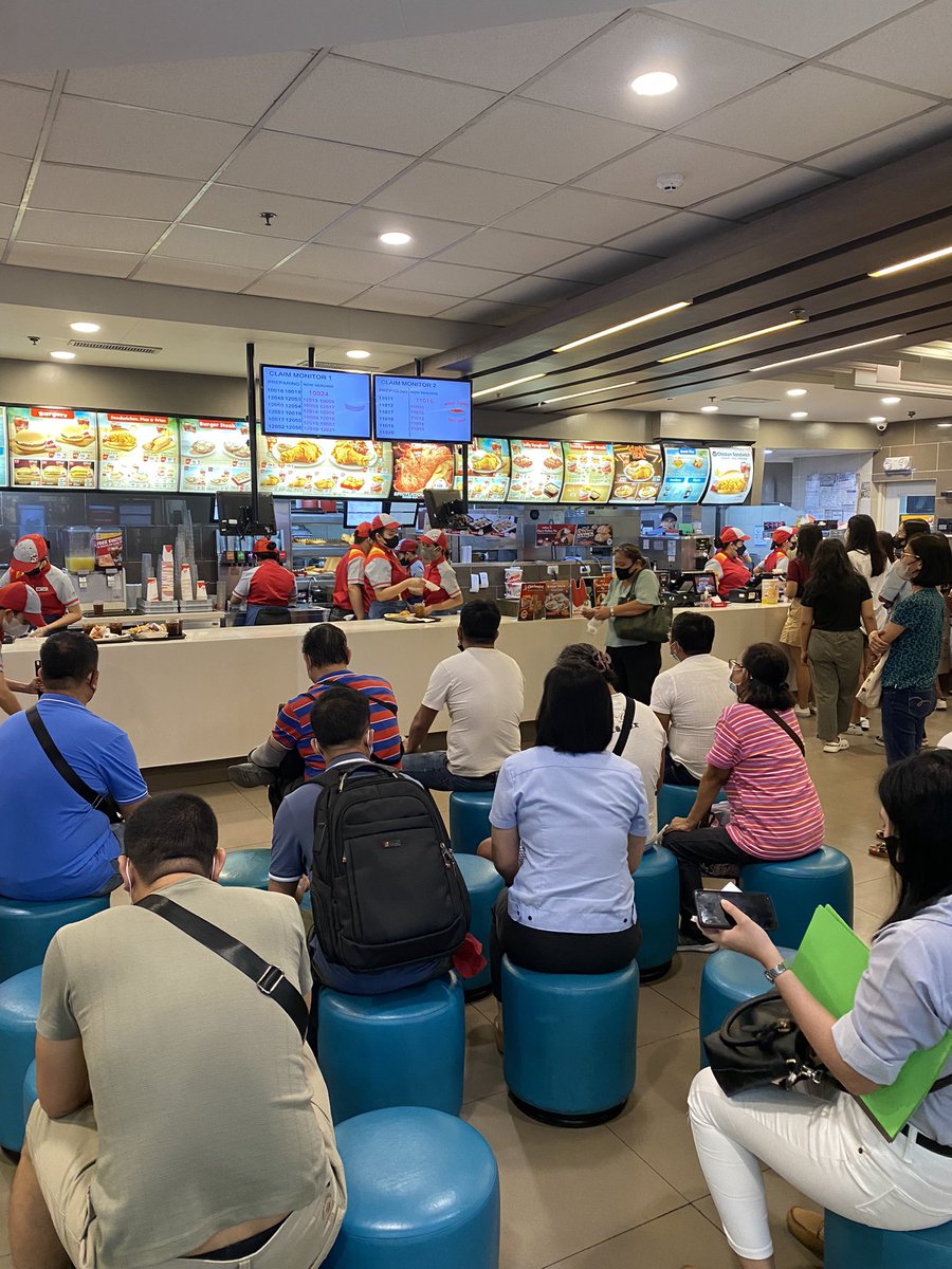 itzmeRegie's tweet image. Binguhan sa Jollibee 😅