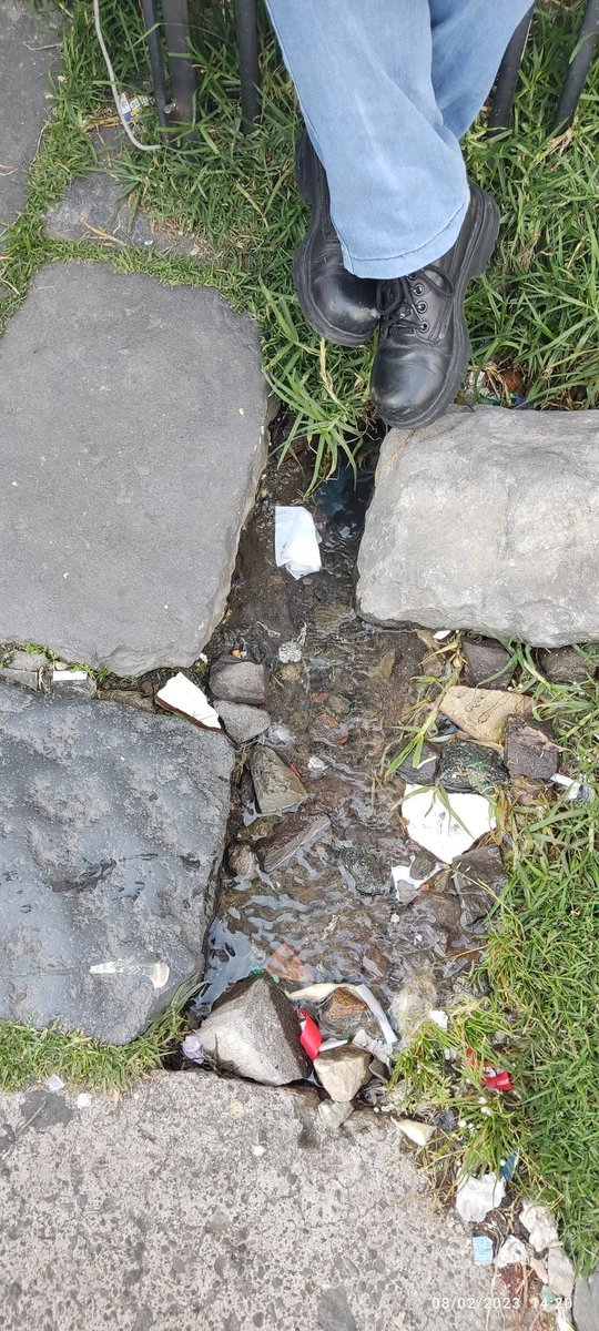 HansVieri's tweet photo. GRAN FUGA DE AGUA
900.000 litros al mes
26 días desde que fue reportada
@aguadequito solo dijo que hará pero no hace NADA!!!
Estimado @pabelml a #Quito le urge tener Alcalde!!!
@MunicipioQuito @EcuavisaInforma @teleamazonasec @TVCEcuador @tctelevision @CanalRTU @radio_pichincha https://t.co/f0uuU8uwIR