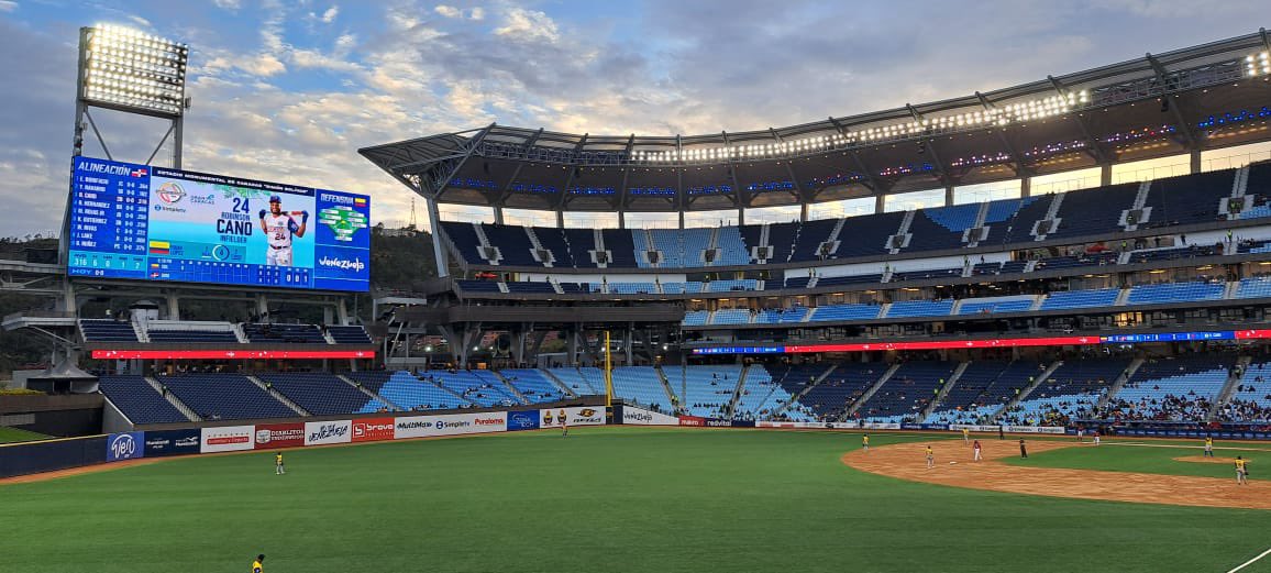 Fui al estadio de La Rinconada, si, es un estadio grandísimo a comparación de otros que tenemos en todo el país. Es un estadio con un aforo de 40.000 personas. Aún así tengo mis consideraciones a nivel de infraestructura que no puedo dejarlo pasar como profesional. Voy hilo🧵