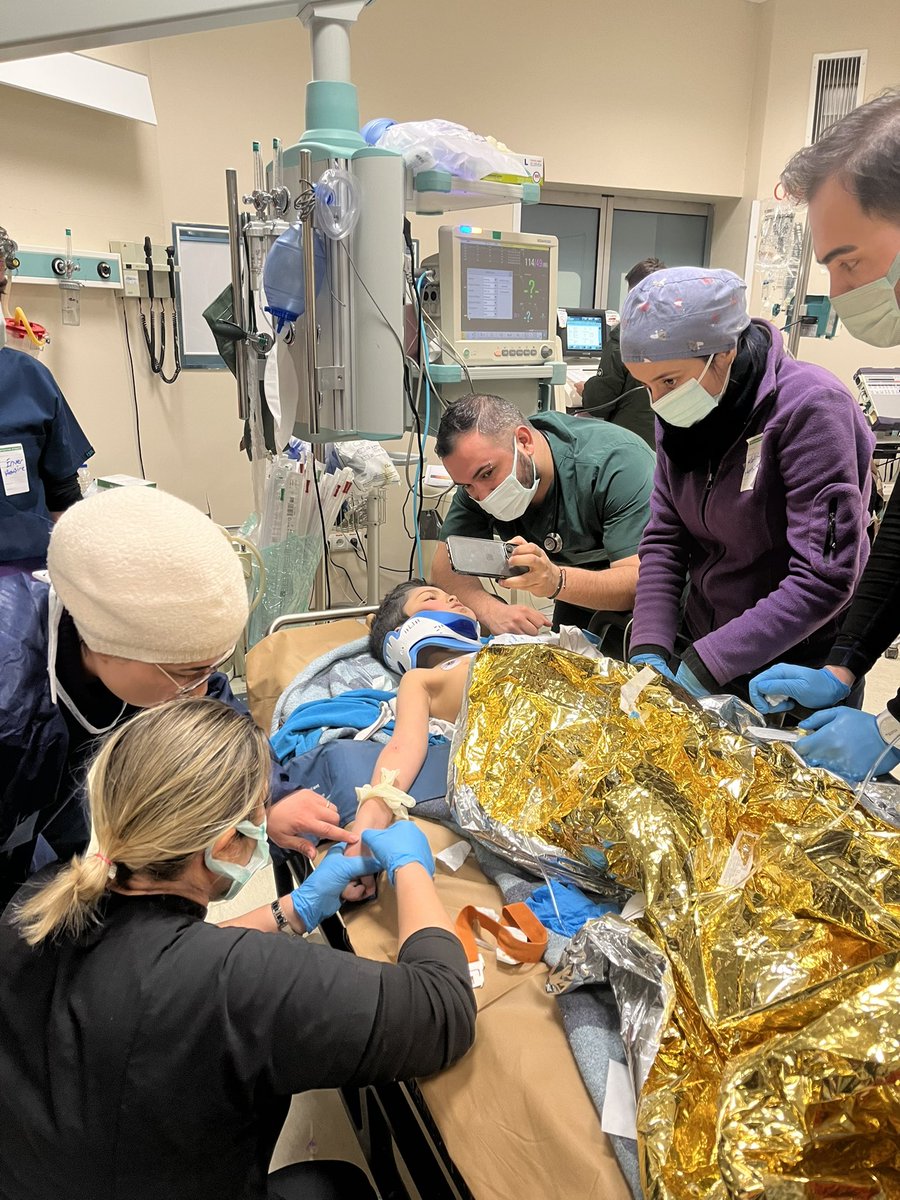 Ahmet Eren enkazdan 70. saatte çıkarılan mucize bir çocuk. Burnu bile kanamamış.
Doktor abisinden rafadan tayfa istedi, biz de kırmadık.
Birlikte rafadan tayfa izliyoruz
Bu kadar olumsuzluğun, kaybın olduğu bir ortamda böyle güzel haberlere ihtiyacımız var.
Ömrün uzun olsun Ahmet