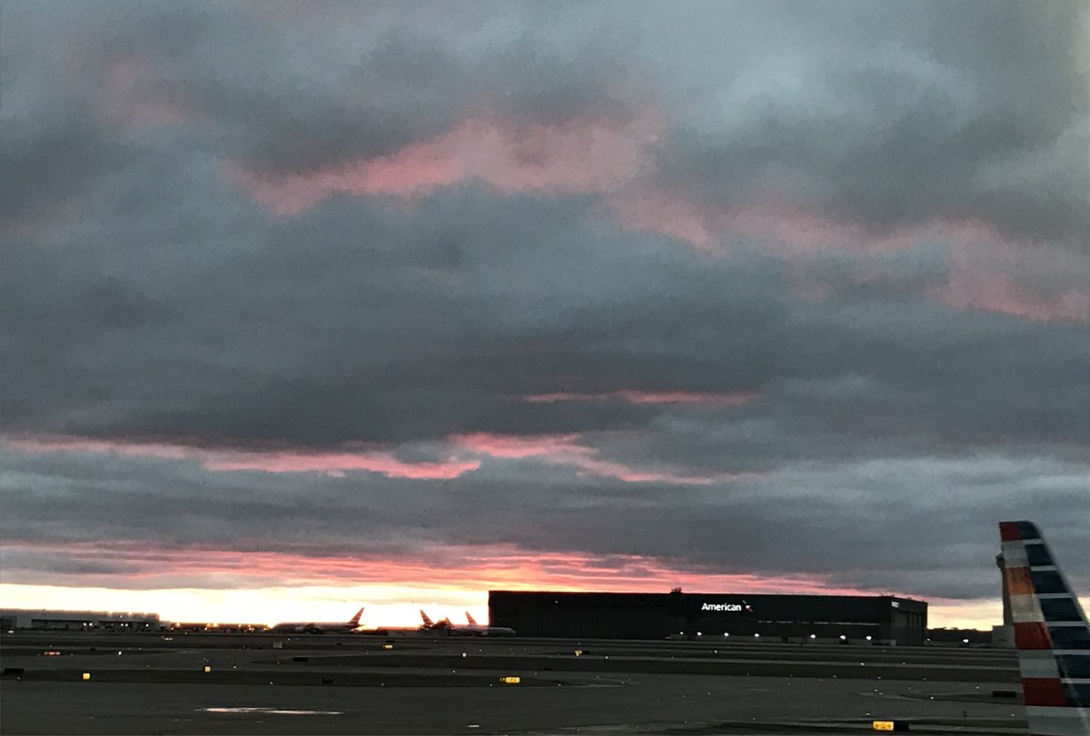 PHXbasedflygirl's tweet photo. 😎❤️✈️ #dfwsunset @DFWAirport https://t.co/pXK3fONaVJ